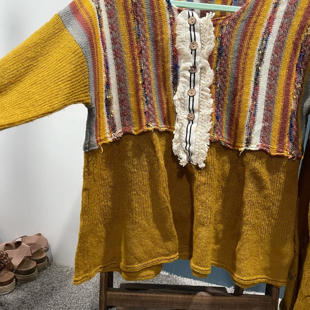 Fun patterned sweater - Picture 3 of 3